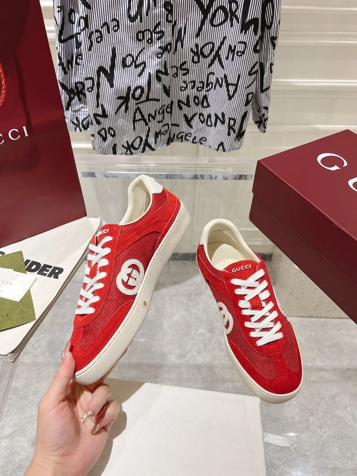 👟👟Ex-factory price 540👟👟Men's size +10 New upgraded version🔥Gucci 2024 new white shoes casual shoes hot recommendation, original TPU soles, original fabrics, original sheepskin lining sheepskin feet🔥Original cover craftsmanship is reproduced one to one! The pursuit of ultimate comfort! 🔥🔥 [Love] Fabric: Imported cow suede + mesh [Love] Packing: Counter-matched red shoe box ➕ Aviation airplane box [Love] Code number: 35-45